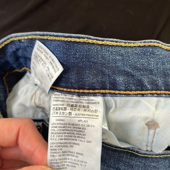 Levi Cut Off Jean Shorts - Picture 6 of 6